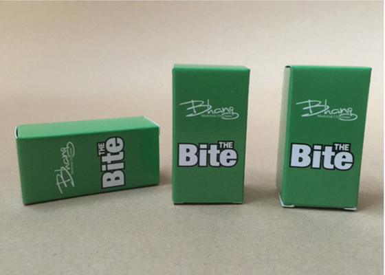 De vrije Dozen die van het Ontwerp10ml Flesje Volledige Kleurenachtergrond met Wit Embleem verpakken